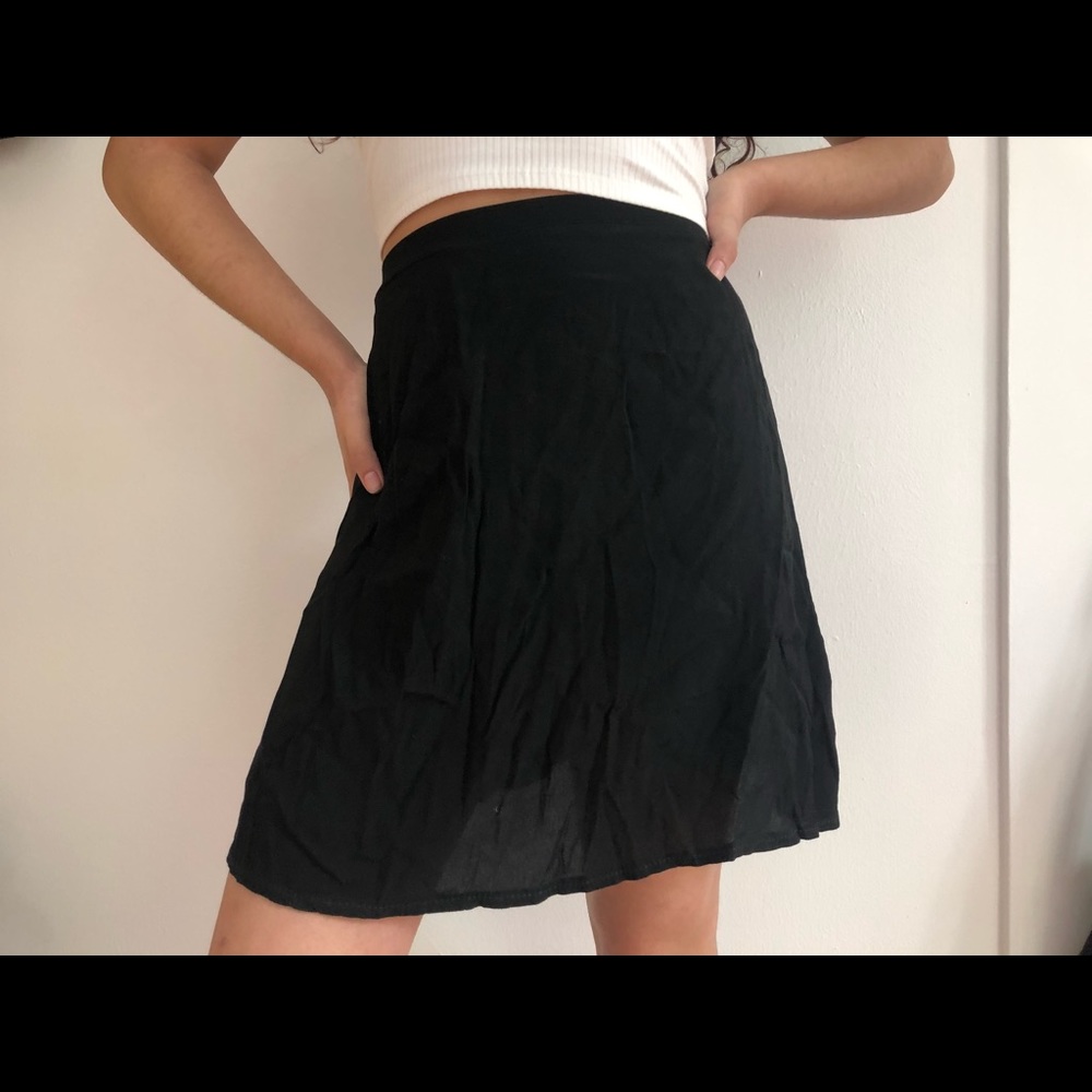 cute black skirt!